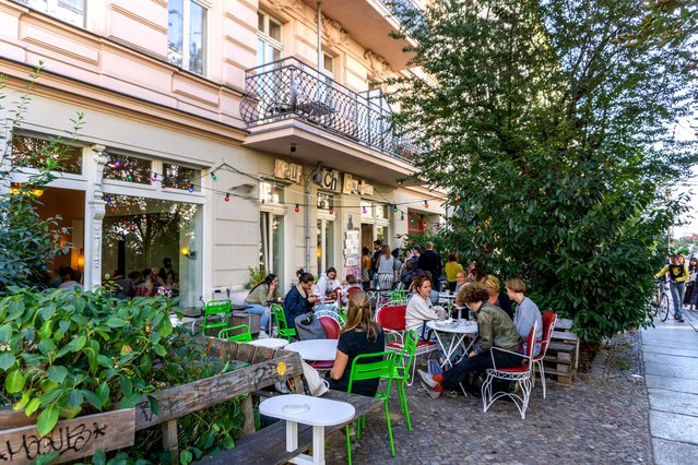 Berlin / Germany - 26 August 2018: Restaurant in Prenzlauer Berg district - trendy neighbourhood that is home to young professionals and families door cktravels.com (bron: shutterstock)