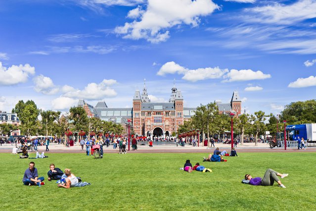 Museumplein Amsterdam door TonyV3112 (bron: shutterstock.com)