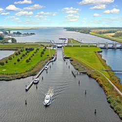 Aerial from the sluice at Nijkerk in the countryside from the Netherlands door Steve Photography (bron: Shutterstock)