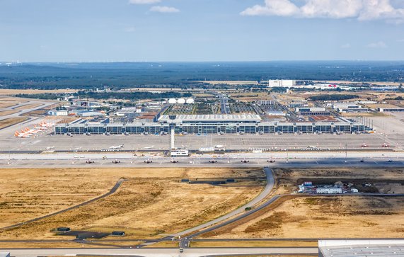 Berlin Brandenburg BER Airport Terminal door Markus Mainka (bron: Shutterstock)