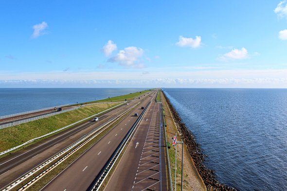 De afsluitdijk is een belangrijke waterkering dat Nederland beschermt tegen overstromingen. door Daniele Novati (bron: Shutterstock)