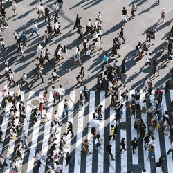 People - pedestrians (Unsplash) door Ryoji Iwata (bron: Unsplash)