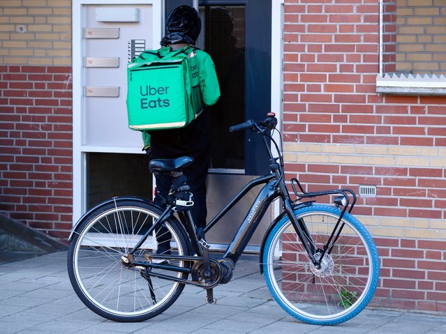 Uber Eats koerier door Petrusja (bron: Shutterstock)