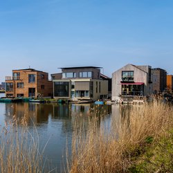 Amsterdam, April 2020. Neighborhood with wooden houses, floating on the water door www.hollandfoto.net (bron: Shutterstock)