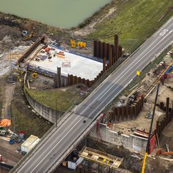 Brug in aanbouw door Aerovista Luchtfotografie (bron: shutterstock.com)