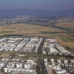 Cover_Riedberg_Frankfurt_campus tegen de heuvels.jpg