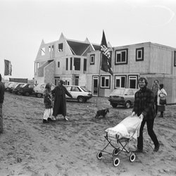 Eerste woning in Sidhadorp, Lelystad door Rob Bogaerts / Anefo (bron: Wikimedia Commons)