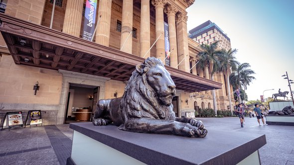 Brisbane, Australia - Mar 25, 2021: Lion sculpture in front of the Brisbane City Hall door Alex Cimbal (bron: shutterstock)