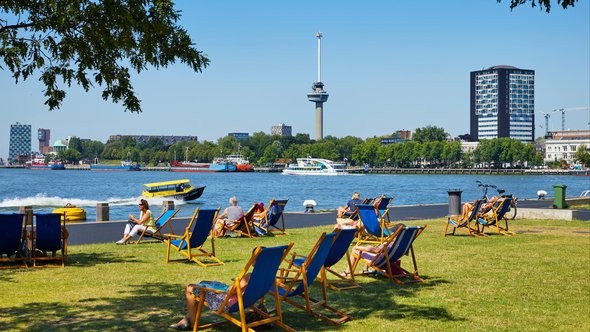 Mensen aan het relaxen op de Kop van Zuid, Rotterdam door R. de Bruijn_Photography (bron: shutterstock.com)