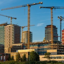 Nieuwbouw woningen in Amsterdam Zuidoost door Milos Ruzicka (bron: Shutterstock)