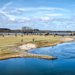 View from the railway bridge near Deventer, the Netherlands on the IJssel river and the Ossenwaard nature reserve with its newly created channel. door Frans Blok (Shutterstock)