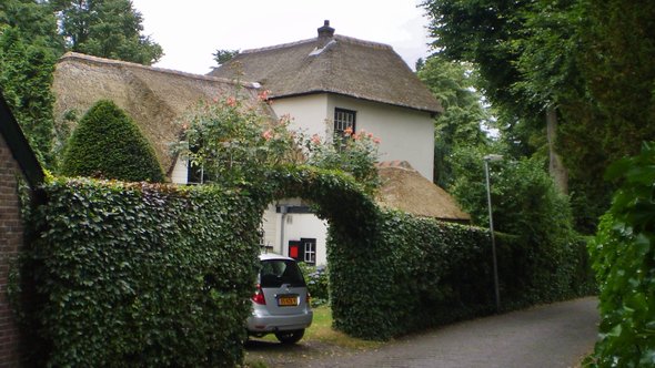 Wonen aan de Schoolpad in Laren door Tulp8 (bron: Wikimedia Commons)