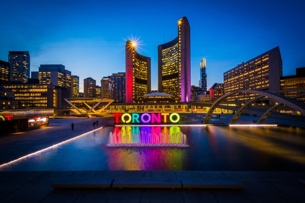 Zicht op Nathan Phillips Square en Toronto Logo, 's Nachts in het centrum door Jon Bilous (bron: shutterstock)