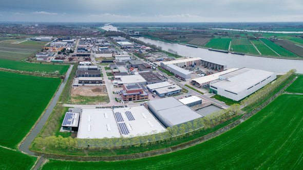 "Bedrijventerrein Broekweg - Wijk bij Duu" (CC BY-NC 2.0) by Dirk-Jan Kraan - Luchtfotografie