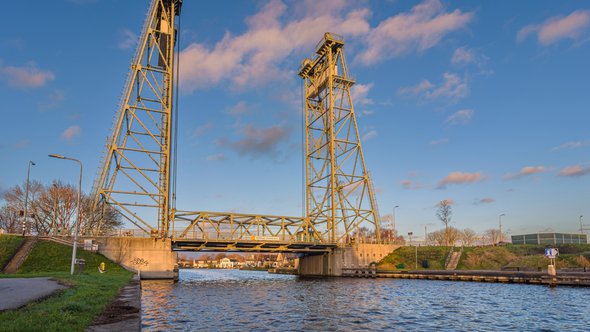 Hefbrug Gouwesluis in Alphen aan den Rijn door Patrick Herzberg (bron: Shutterstock)