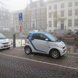 "Car2Go Amsterdam Smart ED Herengracht" (CC BY-SA 3.0) by Brbbl door Brbbl (bron: Wikimedia commons)