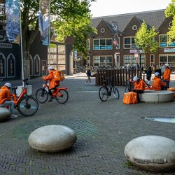 Bezorgers van Thuisbezorgd voor de domtoren door Uwe Aranas (bron: Shutterstock)
