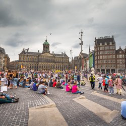 Toeristen op de Dam, Amsterdam door Georgios Tsichlis (bron: shutterstock.com)