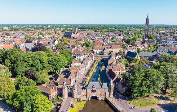 Luchtfoto van Amersfoort met de Koppelpoort door Steve Photography (bron: Shutterstock)