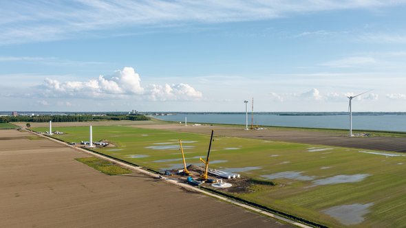Constructie windmolens in Almere Pampus, Flevoland door Pavlo Glazkov (bron: Shutterstock)