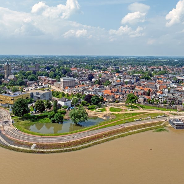 Vogelvlucht van Tiel vanaf de Waal door Steve Photography (bron: Shutterstock)