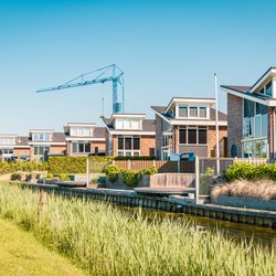 Moderne Gezinswoningen in de Nederlandse Buitenwijken door fokke baarssen (bron: shutterstock)