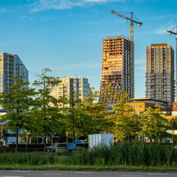 Nieuwbouw woningen in Amsterdam Zuidoost door Milos Ruzicka (bron: Shutterstock)