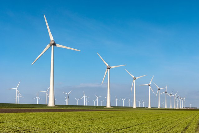 Windmolens in het landschap door fokke baarssen (bron: Shutterstock)