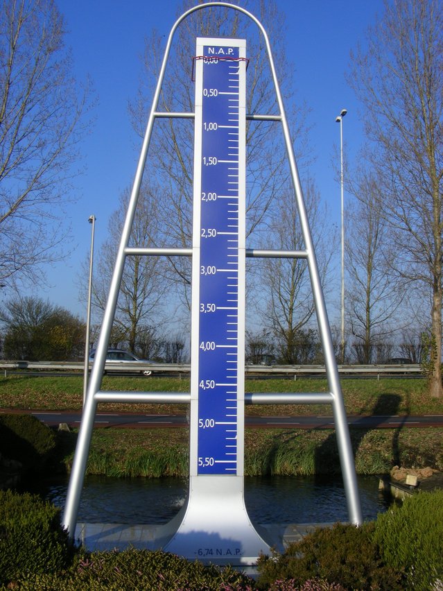 Monument laagste punt van Nederland door Richardw (bron: Wikimedia Commons)