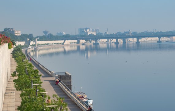 Sabarmati rivier, Ahmedabad in India door Dinesh Hukmani (bron: Shutterstock)