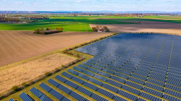 Een veld met zonnepanelen door reisezielinfo (bron: Shutterstock)