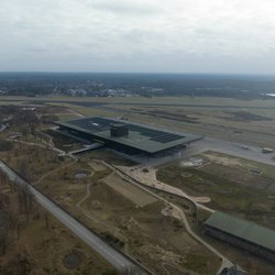 Een betoverende luchtreis langs het Nationaal Militair Museum en een landingsbaan van een vliegtuig door Make more Aerials (bron: Shutterstock)