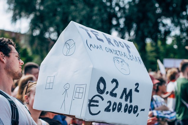 Protesterende studenten in Amsterdam tegen de woningcrisis. door etreeg (bron: shutterstock)