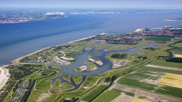 Vogelvlucht primaire waterkering door Sky Pictures (bron: Provincie Zeeland)