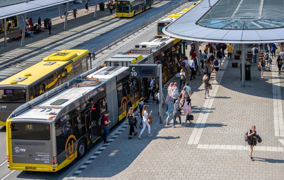 Stadsbussen op Utrecht Centraal door T.W. van Urk (bron: shutterstock.com)
