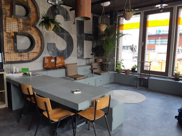 Ingerichte gedeelde woonkamers in woningblokken in Buiksloterham&Co door Céline Janssen (bron: Céline Janssen)