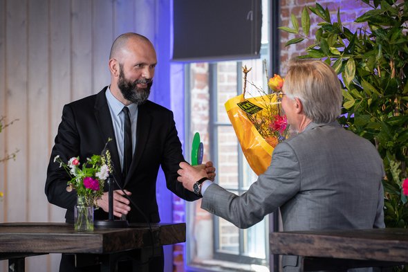 Tobias Verhoeven van Synchroon neemt de publieksprijs van de SKG Award in ontvangst door Sander van Wettum (bron: Gebiedsontwikkeling.nu)