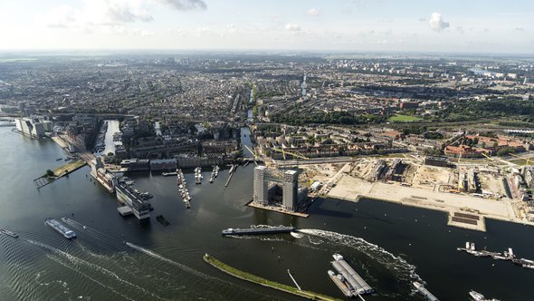 Luchtfoto Amsterdam havengebied door Aerovista Luchtfotografie (bron: Shutterstock)