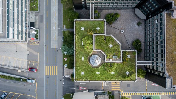 Luchtfoto op het dak en de straat door swissdrone (bron: Shutterstock)