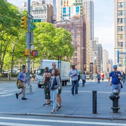 New York - June 2, 2018: A view down a busy avenue street, People walk on busy streets door Helen89 (bron: shutterstock)
