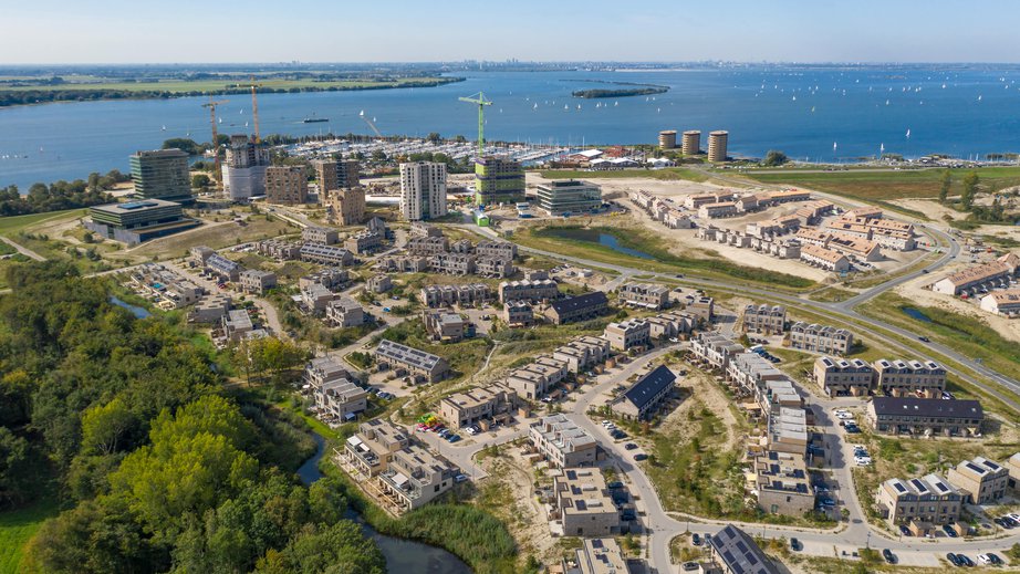 Aerial view of the new residential district DUIN in Almere Poort, Flevoland, The Netherlands door Pavlo Glazkov (Shutterstock)