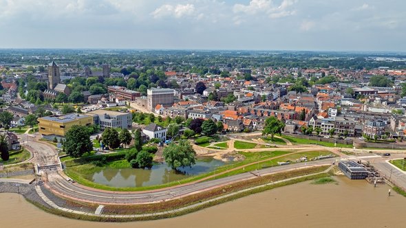 Vogelvlucht van Tiel vanaf de Waal door Steve Photography (bron: Shutterstock)