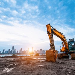 Excavator in construction site on sunset sky background door Wang An Qi (bron: Shutterstock)