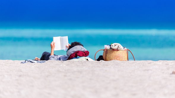 Boekje lezen op strand -> Photo by Dan Dumitriu on Unsplash