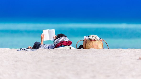 Boekje lezen op strand -> Photo by Dan Dumitriu on Unsplash door Dan Dumitriu (bron: Unsplash)