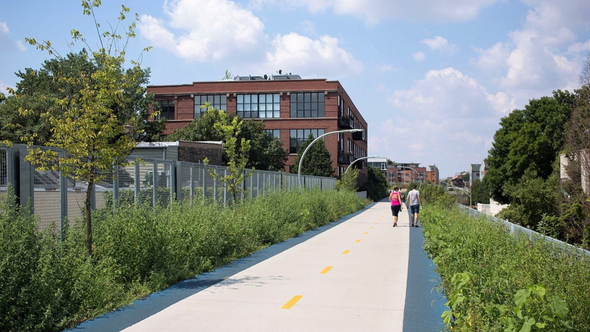 ”Bloomingdale Trail, the 606, Chicago 2015” (CC BY-SA 4.0) by Victor Grigas door Victor Grigas (bron: Wikimedia commons)