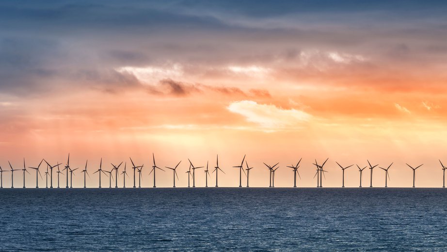 Windmolenpark op zee door Cinematographer (Shutterstock)
