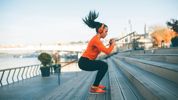 Fitness vrouw springen buiten in de stedelijke omgeving door BGStock72 (bron: shutterstock)