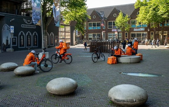 Bezorgers van Thuisbezorgd voor de domtoren door Uwe Aranas (bron: Shutterstock)