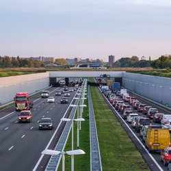 Snelweg die leidt onder een groene brug en aquaduct van een natuurreservaat, dicht bij Rotterdam Nederland door Frank Cornelissen (bron: Shutterstock)